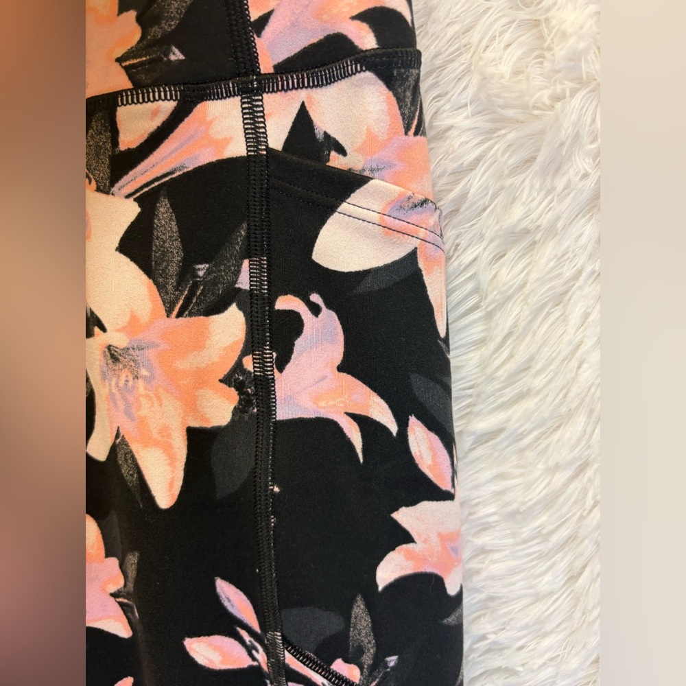 Victoria’s Secret Floral Athleisure Leggings | Yoga | | Lightweight | Medium - Picture 8 of 13